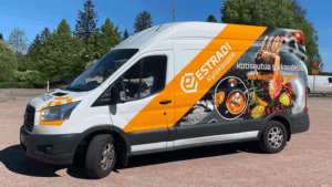 Estradi Kyläkauppa autoteippaus - Mainostoimisto Brandx Oy