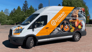 Estradi Kyläkauppa autoteippaus - Mainostoimisto Brandx Oy