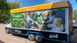 Estradi Kyläkauppa autoteippaus - Mainostoimisto Brandx Oy