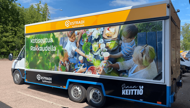 Estradi Kyläkauppa autoteippaus - Mainostoimisto Brandx Oy